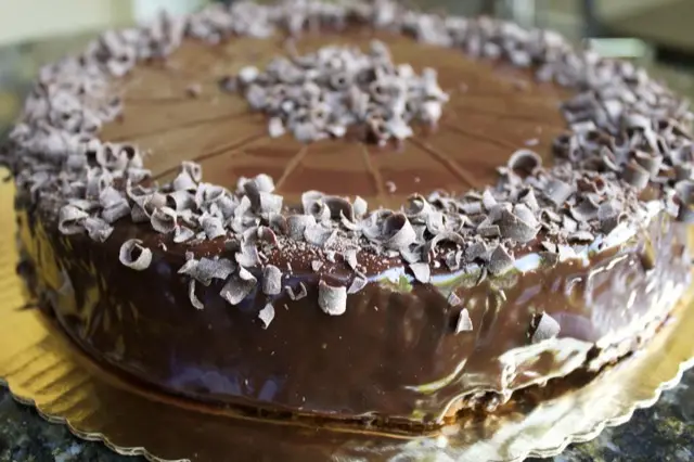 Flourless chocolate fudge cake with chocolate shavings