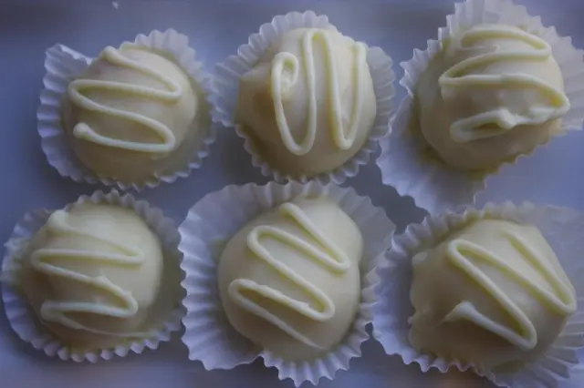 White chocolate caramelized cheesecake truffles